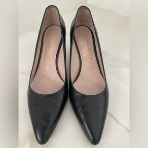 Classic black Ferragamo plumps. Size 11